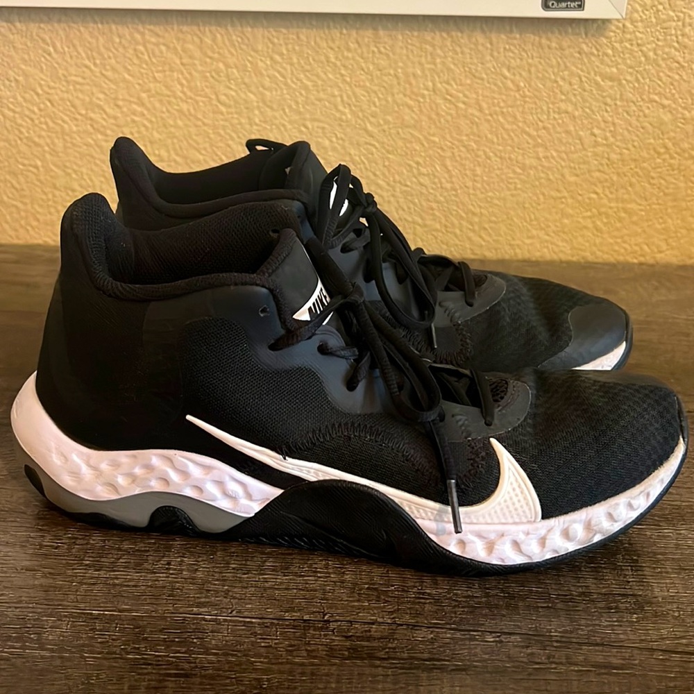 Mens NIKE size 10 gently worn basketball shoes